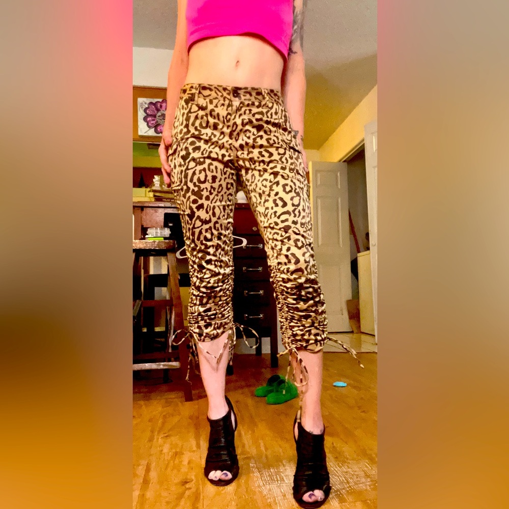 Leopard print capris, size 3 🐆